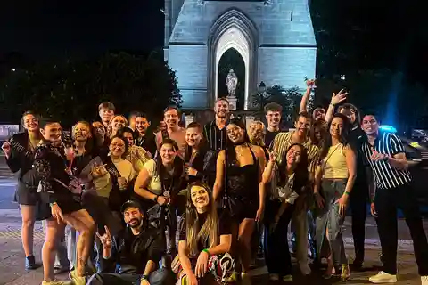 Париж: Экскурсия по пабам в центре города с выпивкой и входом в клубы