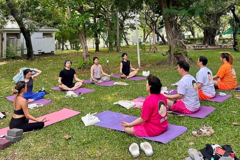 Bangkok: Ochtendyoga voor alle niveaus in Lumphini ParkBangkok: Yoga voor alle niveaus in het Lumphini Park