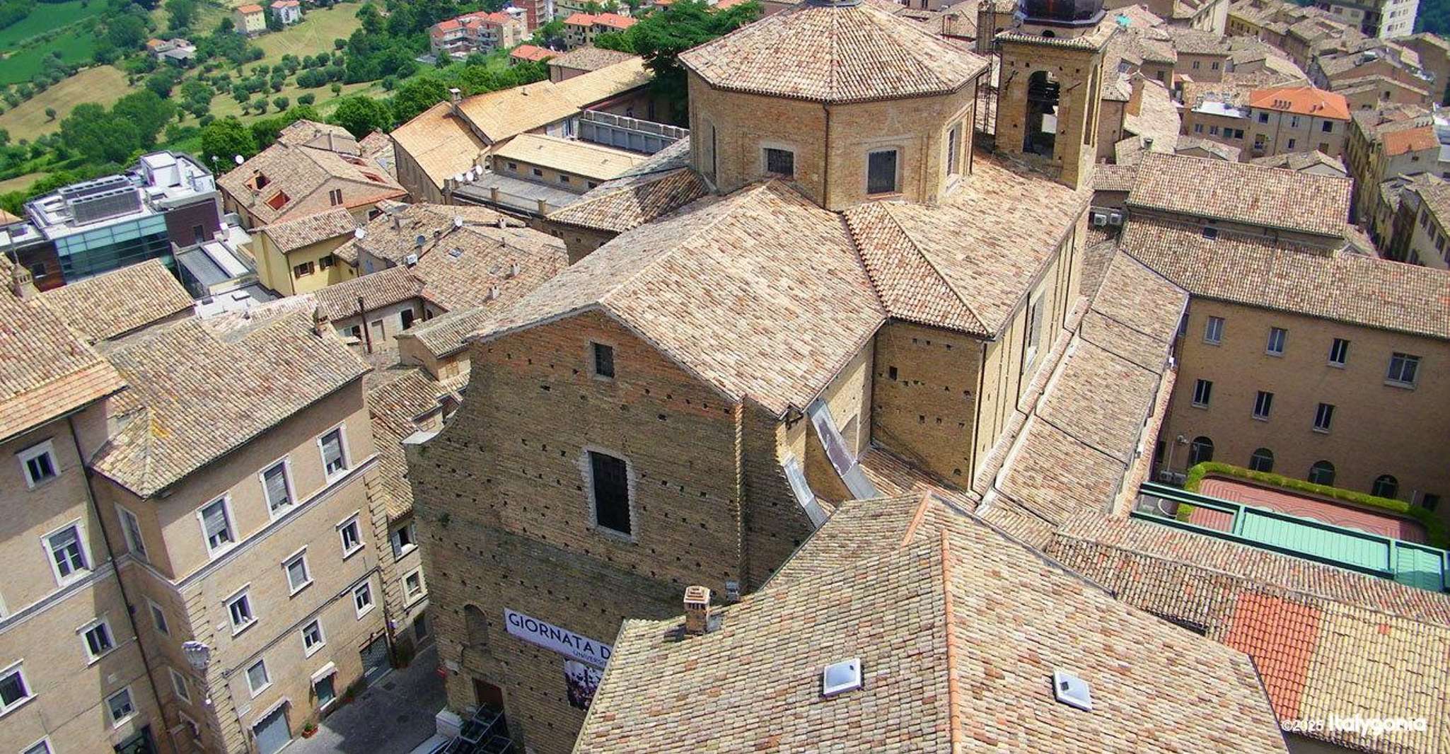 Macerata: tour a piedi privato tra storia e musica + aperitivo