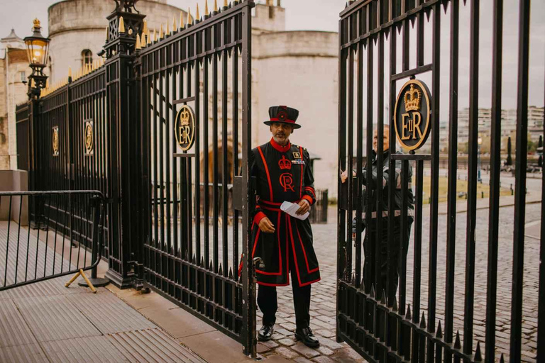 Private Tower of London Tour: Early Crown Jewels Access