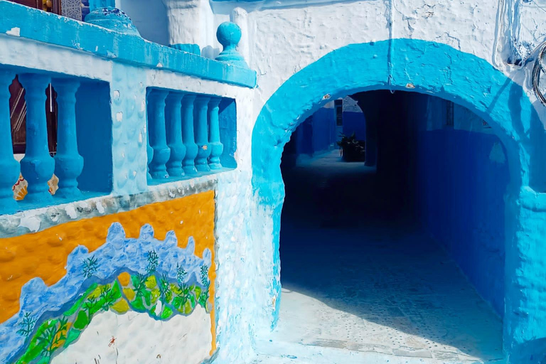 Au départ de Fès : Chefchaouen Excursion d&#039;une journée avec chauffeur pour un groupe de 8 personnes