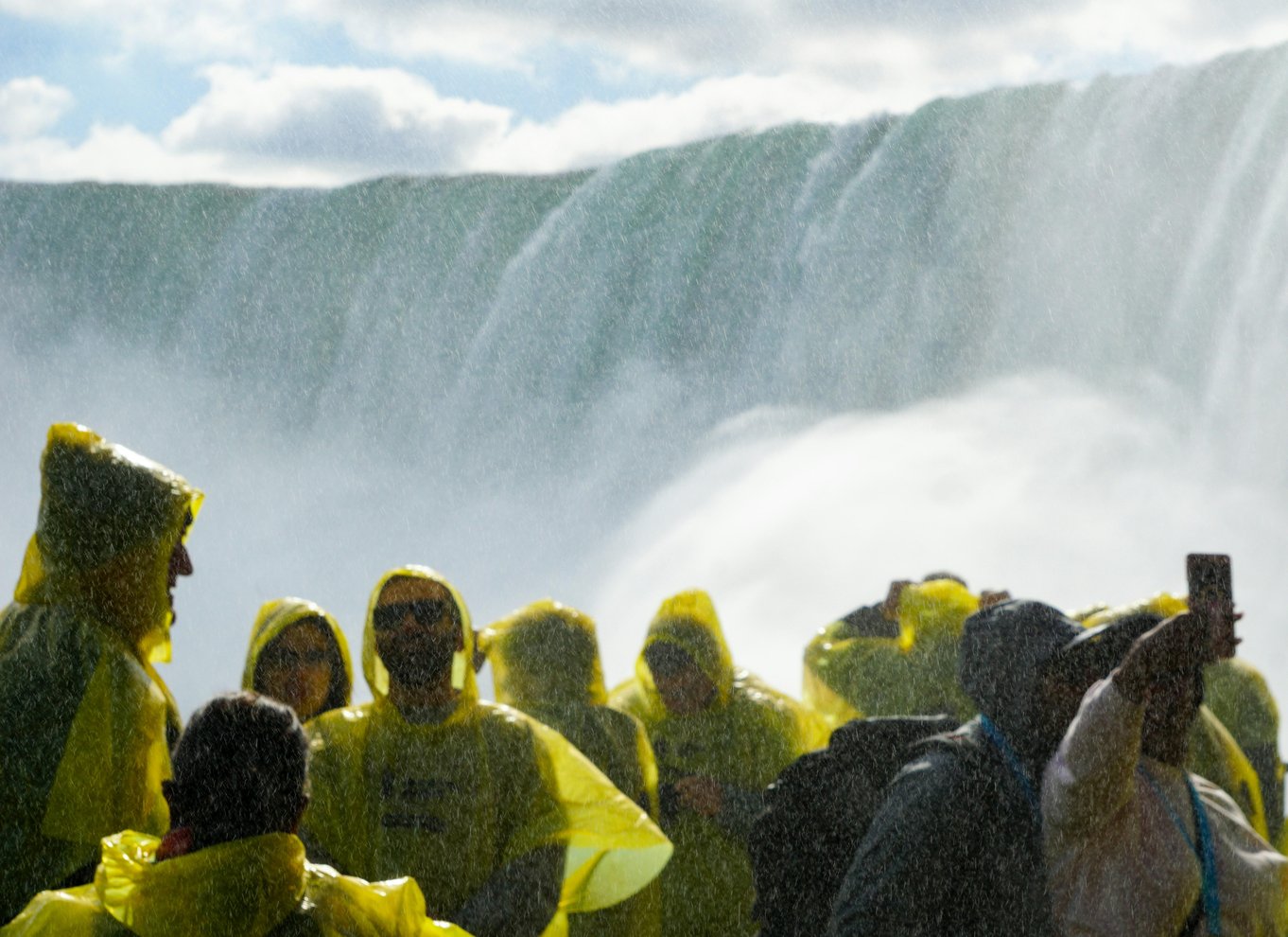 Toronto: Niagara Falls Tour med guidet krydstogt og Behind The Falls