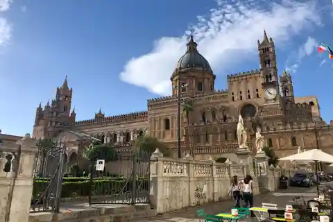 Desde Cefalú: tour guiado a pie por Palermo con comida callejera