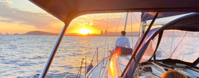 Barcelona: Sunset Boat Trip with open bar of cava (proseco)