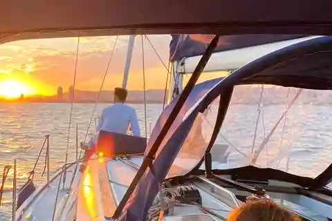 Barcelona: Passeio de barco ao pôr do sol com vinho Cava