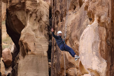 Discesa in corda doppia privata nel deserto di Alula.