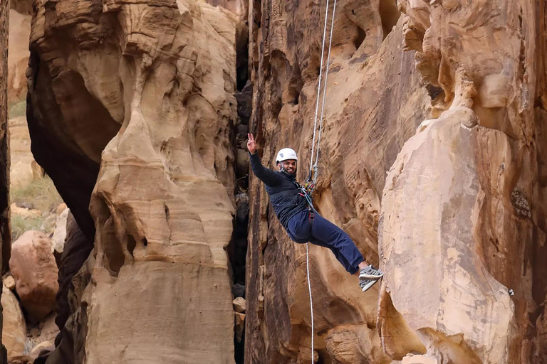 Discesa in corda doppia privata nel deserto di Alula.