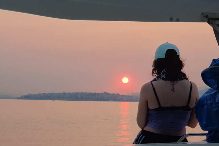 Croisière privée en catamaran sur la Riviera d'Athènes avec repas et boissonsCôte d'Athènes : Croisière privée en catamaran avec repas et boissons