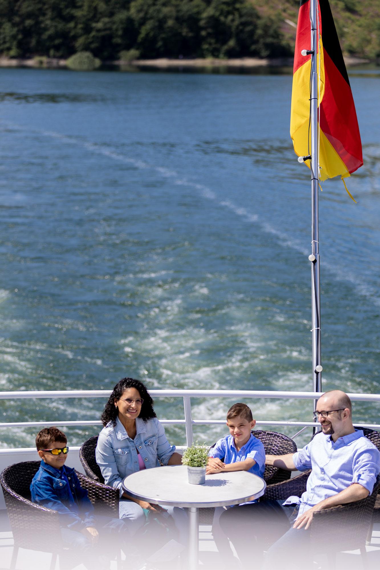 Romantische Burgen-Schifffahrt entlang der Weinberge nach Rüdesheim