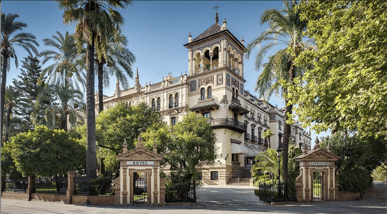 Seville: Guided Walking Tour with Plaza de España Visit