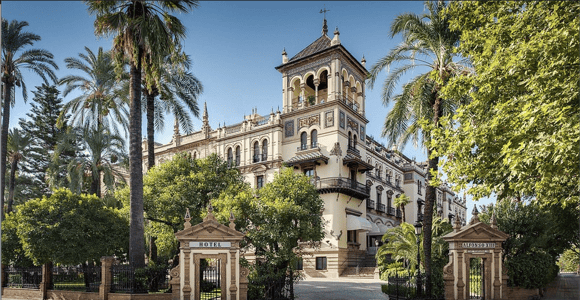 Seville: Guided Walking Tour with Plaza de España Visit