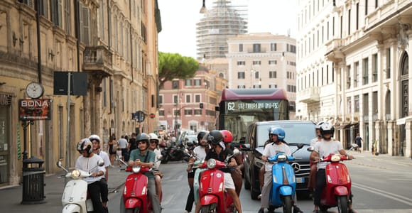 Rome: Transport with Vespa and free Pro Photoshoot