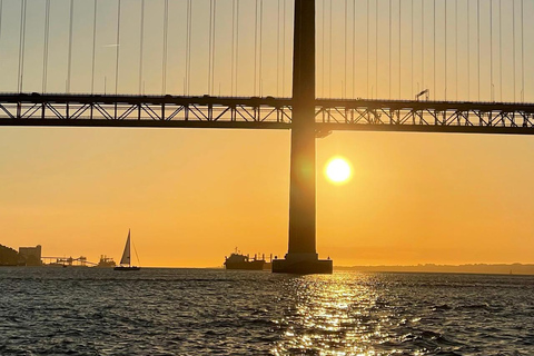 Lisboa:Sunset Sailing Tour at Tagus River with welcome drink