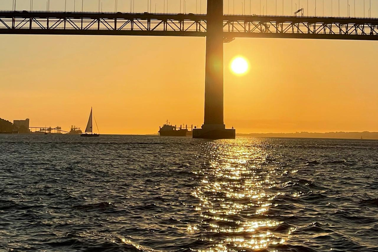 Lisboa:Sunset Sailing Tour at Tagus River with welcome drink