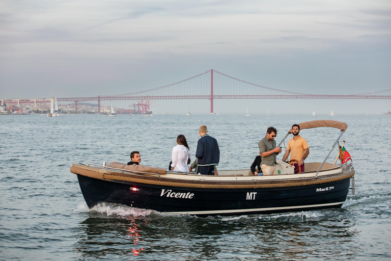 Lisbon Exclusive Sunset Cruise – Pizza, Open Bar & Dolphins Lisbon: Sunset Cruise–Pizza, Open Bar & Dolphins 2h