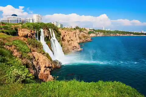 Antalya: Gita rilassante in barca con pranzo alla cascata di Duden