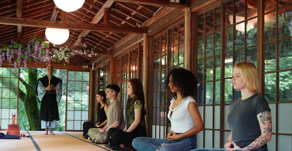 Kyoto: Versteckte Zen-Meditation am Flussufer mit Tee und Süßigkeiten