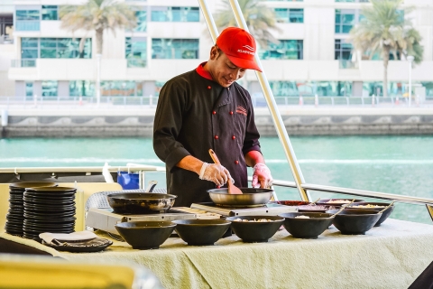Dubai: rondvaart Marina met diner, drankjes & live muziekDubai Marina: cruise bij zonsondergang met dinerbuffet