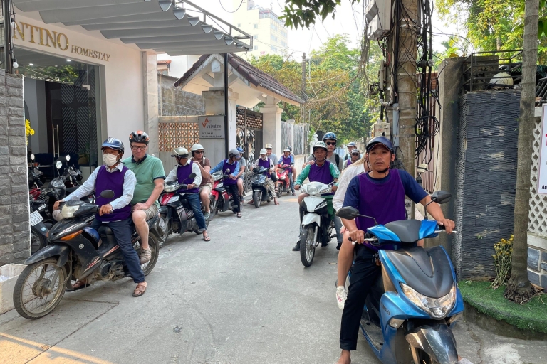 Tour de medio día en moto por Hue: Parque del Agua, Incienso y Pagoda
