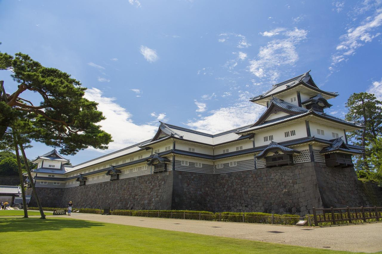 Kanazawa: Samurai, Castle & Geisha Private Bus Tour