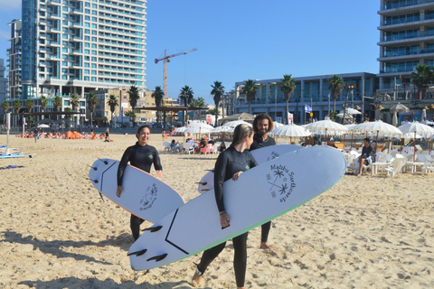 Tel Aviv: Uthyrning av surfbräda eller boogieboard på Beach ClubUthyrning av boogiebrädor