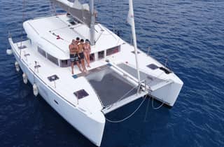 Valencia: Exklusiver Katamaran (max. 6 Personen), Paella an Bord und Schwimmen – 3 Stunden