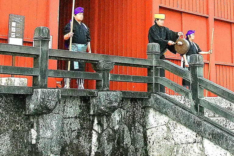 Naha: Shurijo Castle & Tamaudun Guided Walking Tour Morning visit