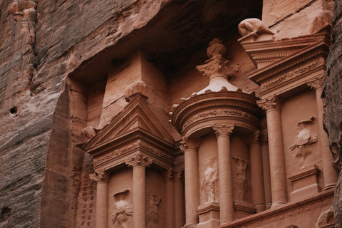 Amman: Petra, Dead sea, Aqaba, and Wadi-rum 2 days tour.Vervoer &amp; accommodatie