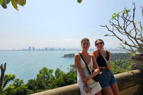 Impresionante puesta de sol en las Montañas de Mármol y la pagoda Linh Ung.Increíble puesta de sol en las Montañas de Mármol y la pagoda Linh Ung