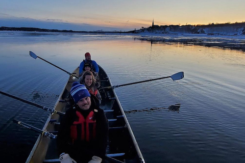 Ciudad de Quebec: Experiencia en canoa de hielo al atardecer con saunaPiragua sobre hielo al atardecer con chocolate caliente y sauna