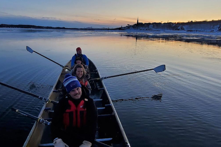 Ciudad de Quebec: Experiencia en canoa de hielo al atardecer con saunaPiragua sobre hielo al atardecer con chocolate caliente y sauna