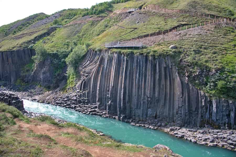 Seyðisfjörður: Versteckte Stuðlagil-Schlucht und Rentier-Tour. Foto: GetYourGuide Seyðisfjörður: Versteckte Stuðlagil-Schlucht und Rentier-Tour. Foto: GetYourGuide