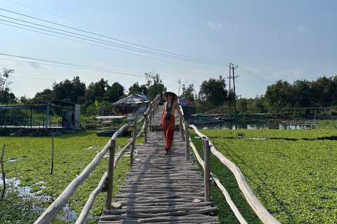 Ho Chi Minh: Cu Chi Tunnels &amp; Tan Lap Floating Village Tour