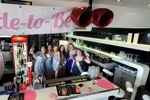 Albufeira: Cocktail Making Class at The Waterfront