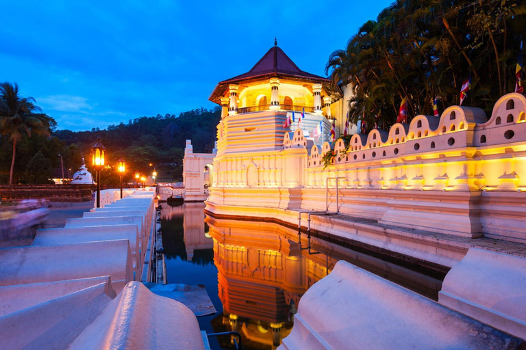 Kandy: Guided Tuk Tuk Tour with Temple of the Tooth