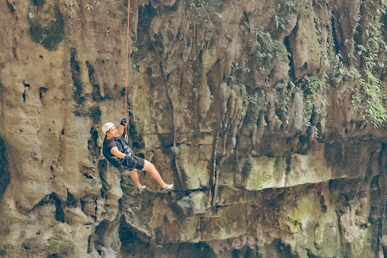 San Cristobal: Arch of Time Tour for 2 days Kayak to the Arch of Time