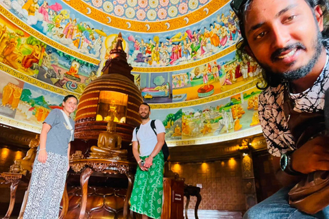 Kandy: Guided City Tour/Temple of the Tooth & Tea Factory