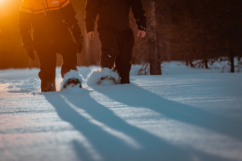 Saariselkä: Excursión con raquetas de nieve para cazar auroras boreales