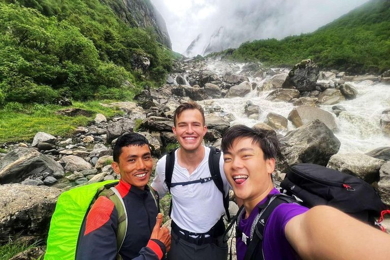 Pkr/Katmandou : Trek de 5 jours au camp de base de l'Annapurna et aux sources chaudesAu départ de Katmandou : trek ABC de 5 jours avec billets d'avion aller simple