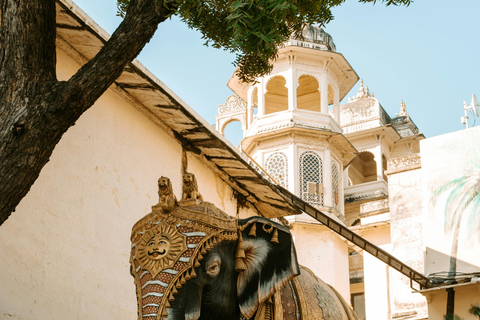 Udaipur: Sightseeing Tour by Tuk-Tuk or Car with a Driver Udaipur Tour By Car with a Guide