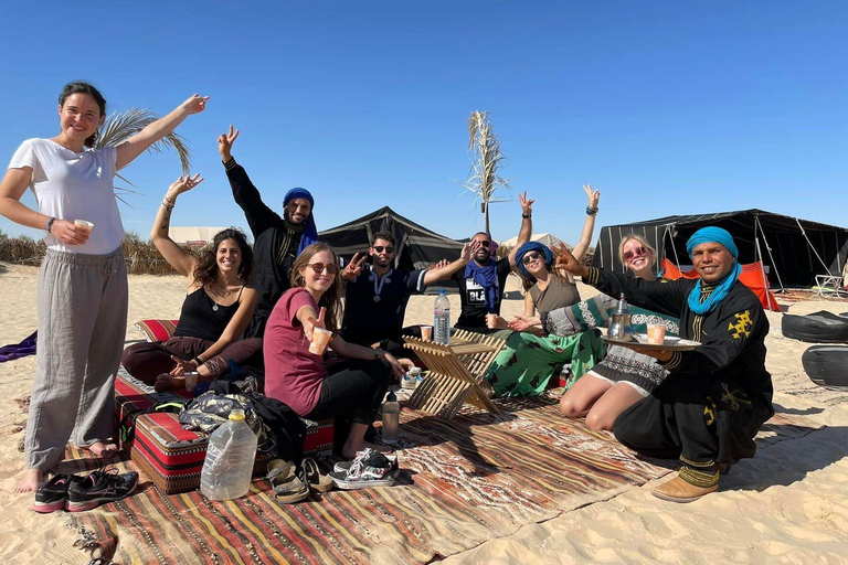 Es Sabra: Bedoeïenenmaaltijd in een kamp in de Tunesische SaharaEs Sabra: Bedoeïenendiner in de Tunesische Sahara