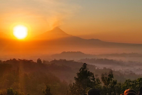 Wschód słońca w Borobudur na wzgórzu Stumbu, Borobudur i świątyni Mendut