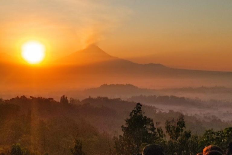 Amanecer de Borobudur en la colina de Stumbu, Borobudur y el templo de Mendut