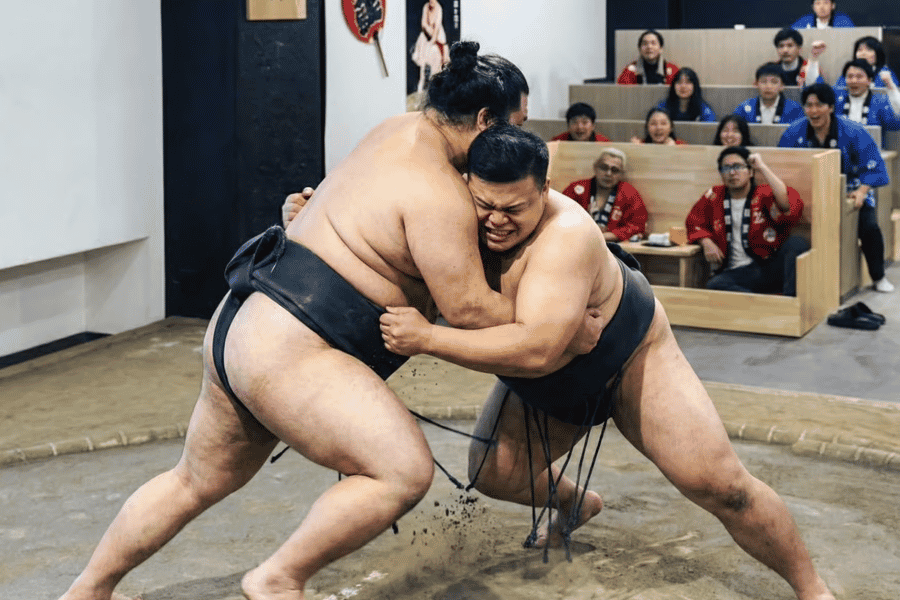 Sumo-Erlebnis in Ginza, Tokio: Vorstellung vs. reines Training. Foto: GetYourGuide Sumo-Erlebnis in Ginza, Tokio: Vorstellung vs. reines Training. Foto: GetYourGuide