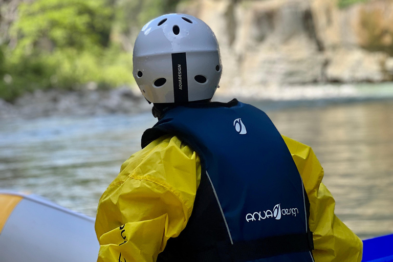 Çorovoda: Passeio de tubulação pelo rio Osumi Canyon com almoço de piquenique