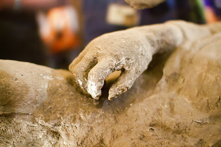 Pompeii: Small Group Guided Tour with Expert ArchaeologistPompeii: Full Skip-the-Line Tour with Archaeologist Guide