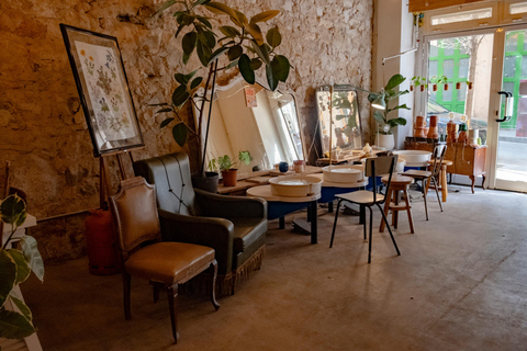 Barcelona: Pottery wheel workshop for private groups Barcelona: Pottery Workshop for Private Groups