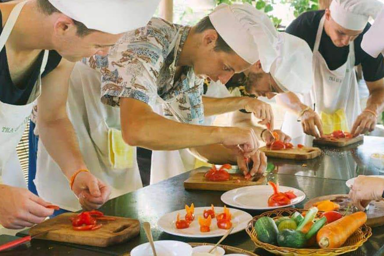 Hoi An: lezione di cucina con tour del mercato e giro in barca con cestino