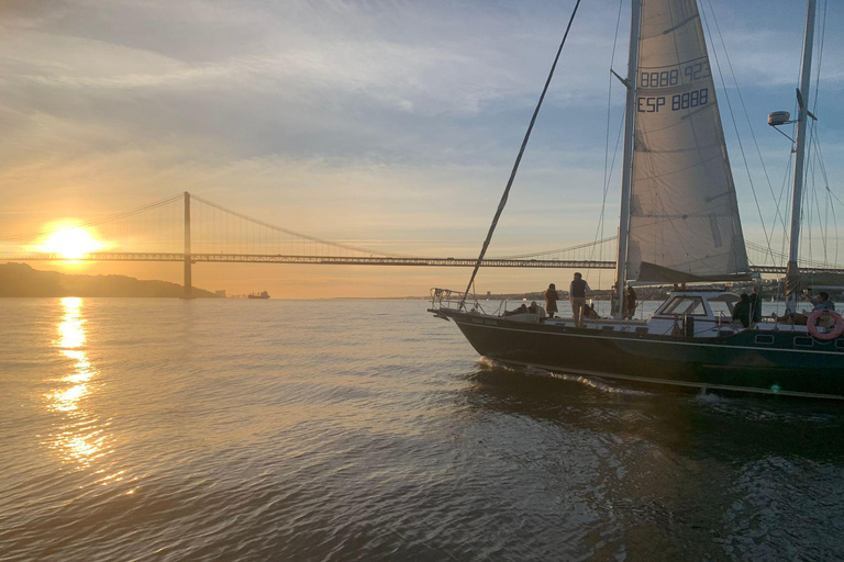 Lisbon: 3-Hour Sailing Tour with Swim and Drinks