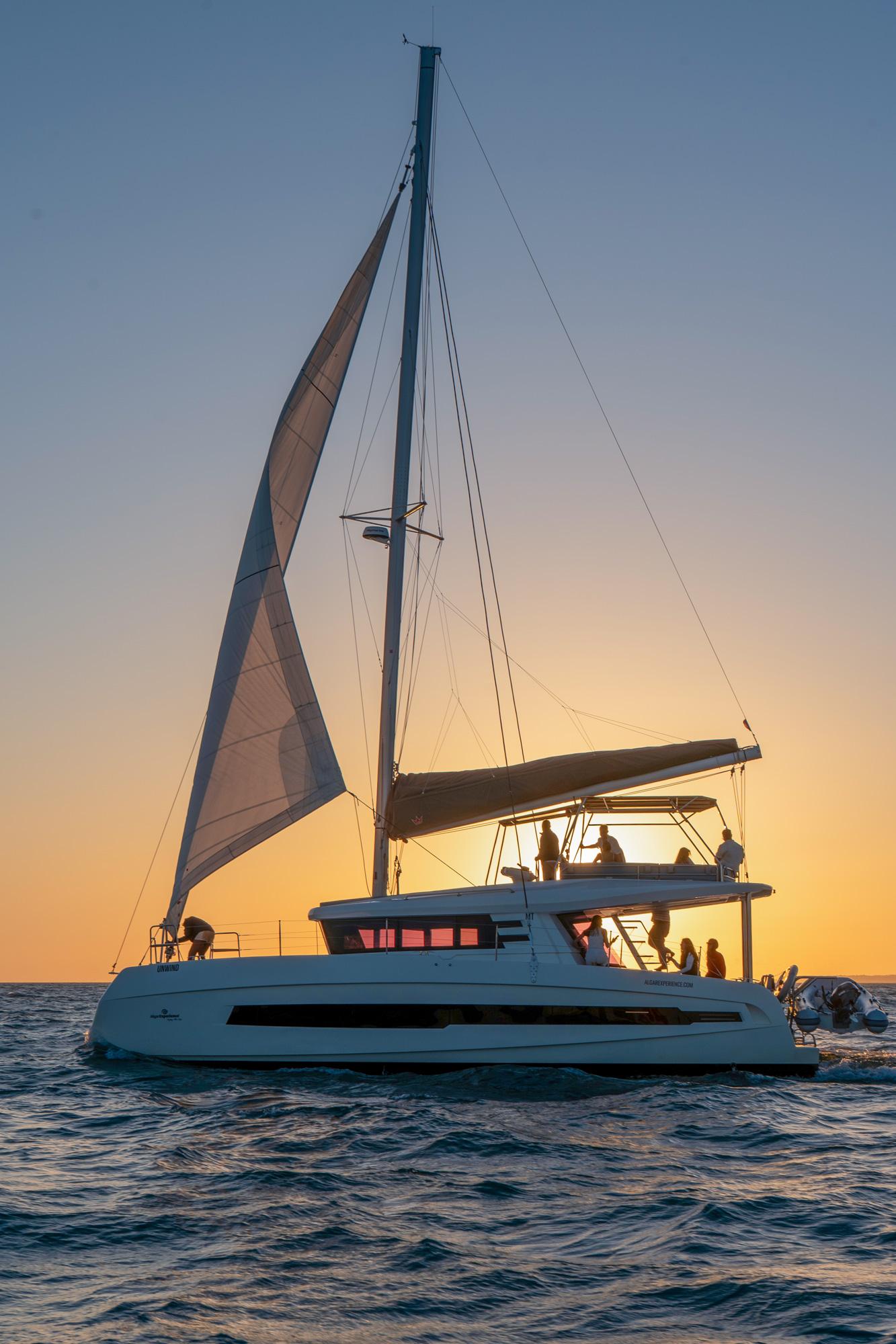 Albufeira: Premium-Segel-Erlebnis bei Sonnenuntergang